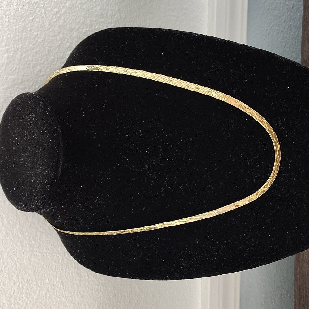 Beautiful Vintage Gold Tone Necklace. 22 Inches